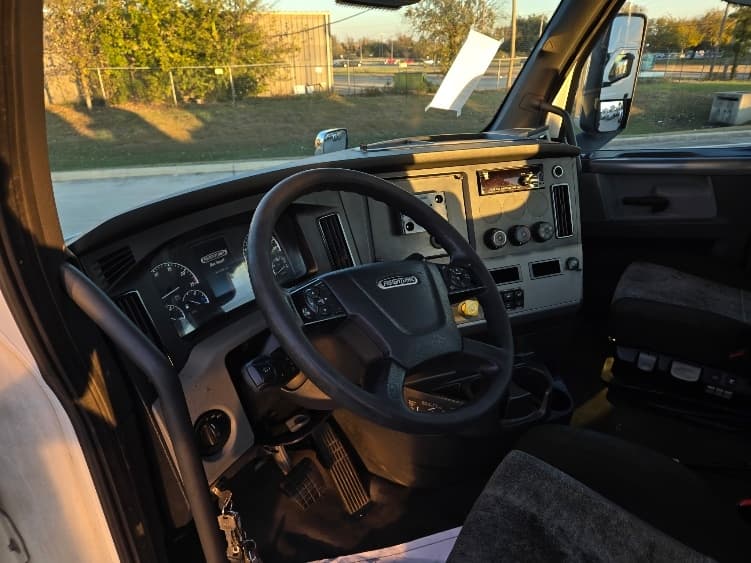 2021 Freightliner Cascadia — photo 10