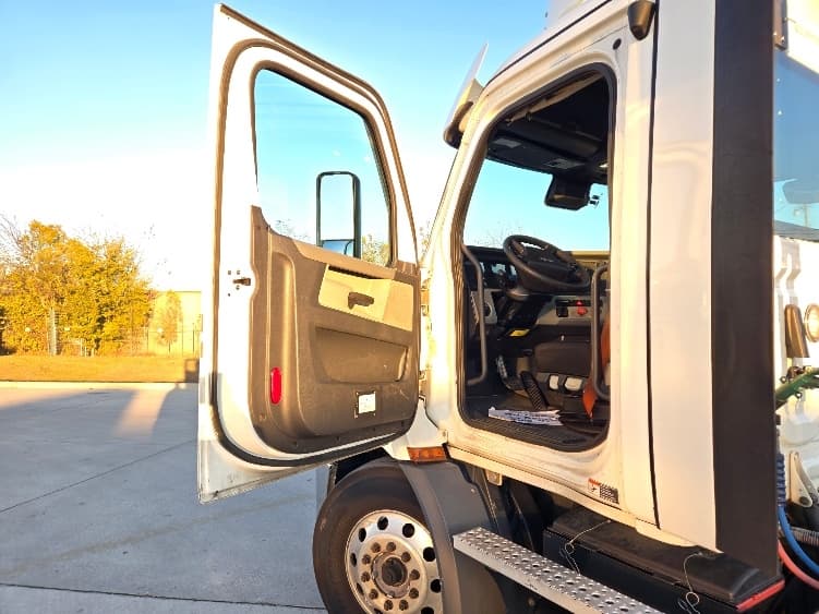 2021 Freightliner Cascadia — photo 9
