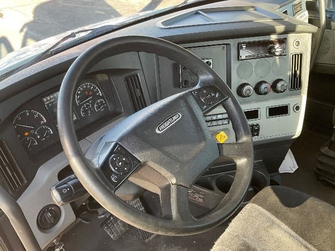 2021 Freightliner Cascadia — photo 10
