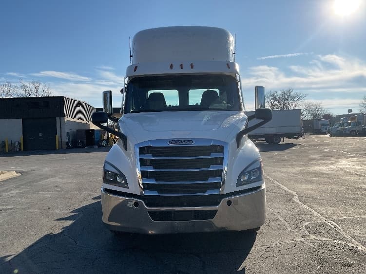 2021 Freightliner Cascadia — photo 2