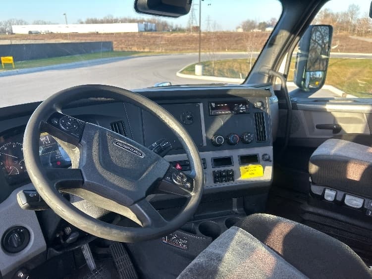 2021 Freightliner Cascadia — photo 10