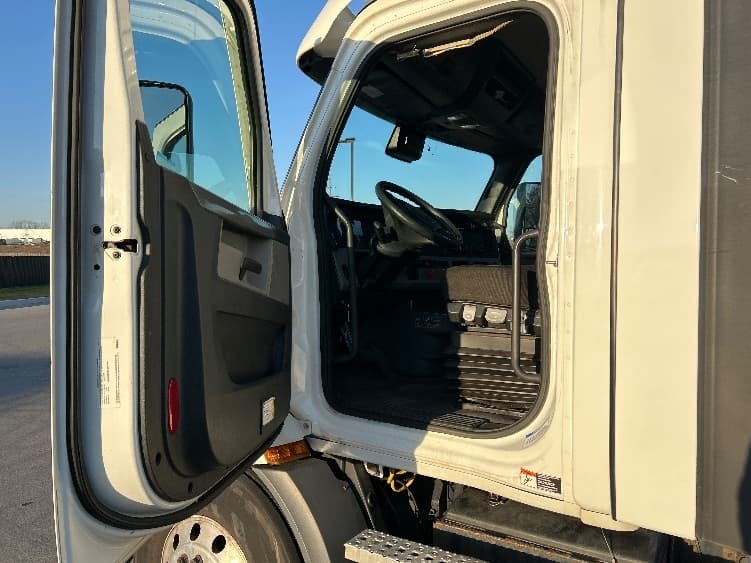 2021 Freightliner Cascadia — photo 9