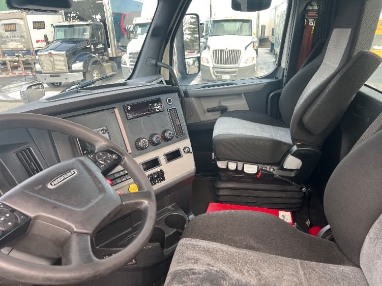 2021 Freightliner Cascadia — photo 10