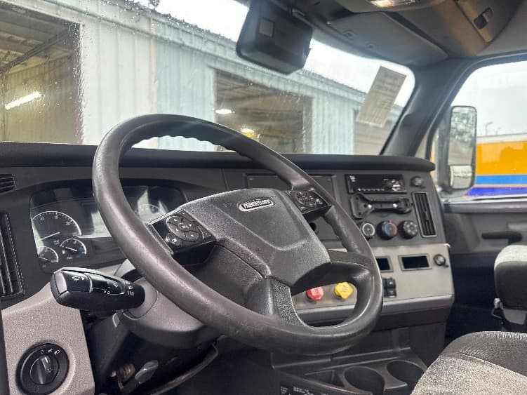 2021 Freightliner Cascadia — photo 10