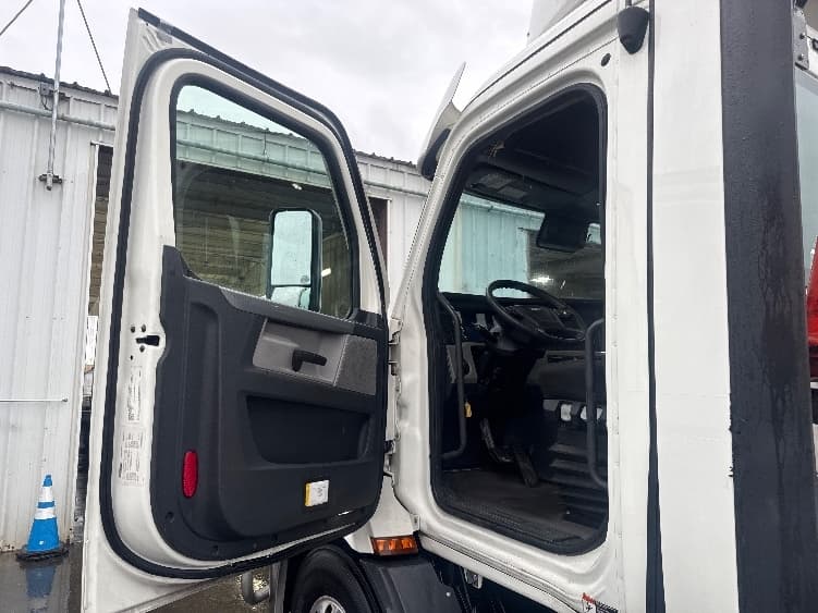 2021 Freightliner Cascadia — photo 9