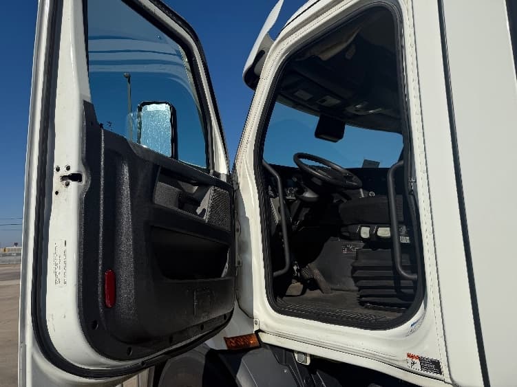 2021 Freightliner Cascadia — photo 9