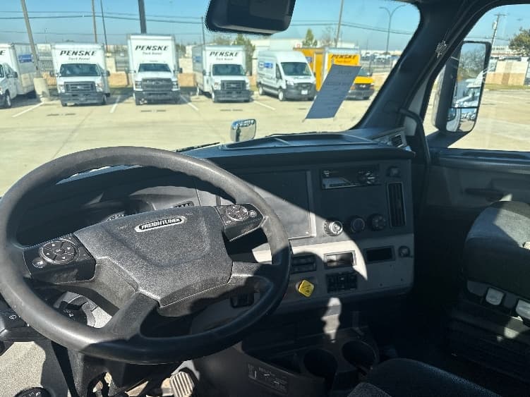 2021 Freightliner Cascadia — photo 10
