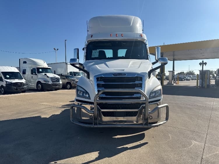 2021 Freightliner Cascadia — photo 2