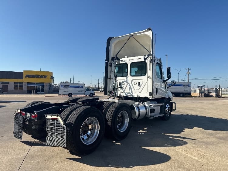 2021 Freightliner Cascadia — photo 7