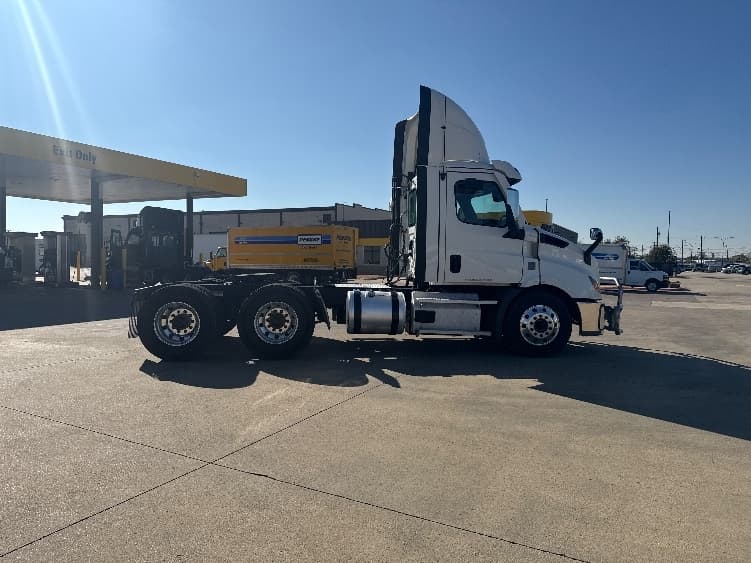 2021 Freightliner Cascadia — photo 8