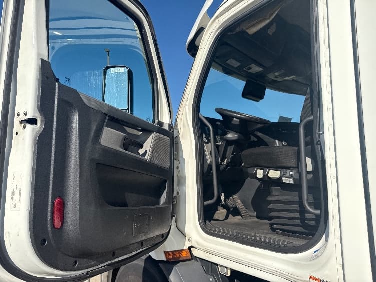 2021 Freightliner Cascadia — photo 9