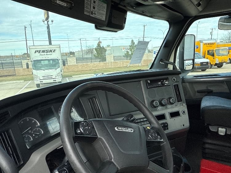 2021 Freightliner Cascadia — photo 10