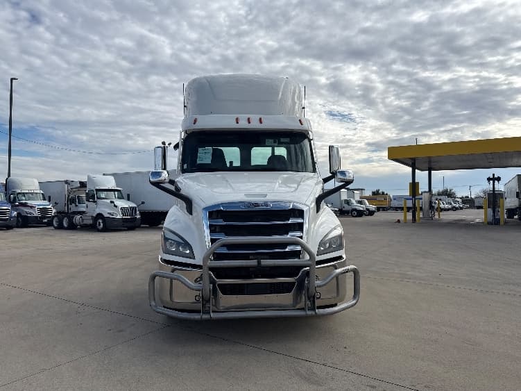 2021 Freightliner Cascadia — photo 2