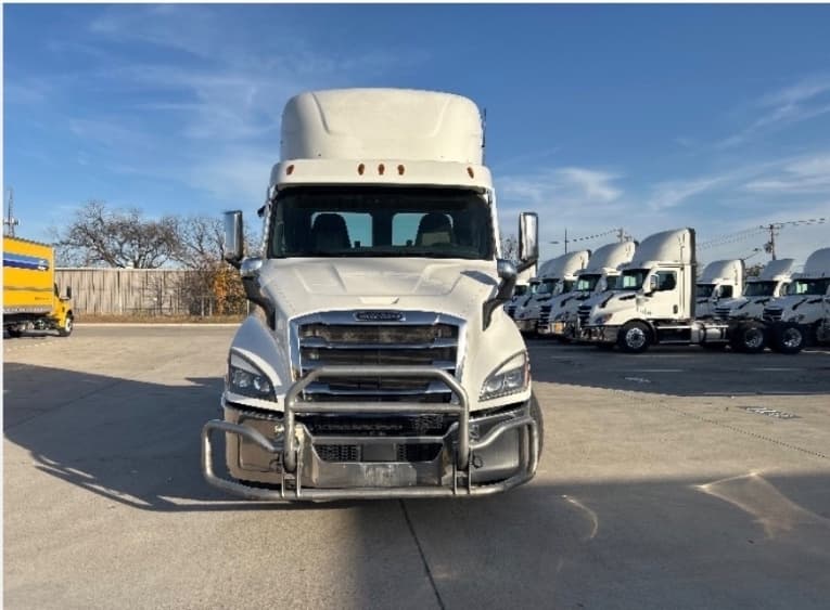 2021 Freightliner Cascadia — photo 2