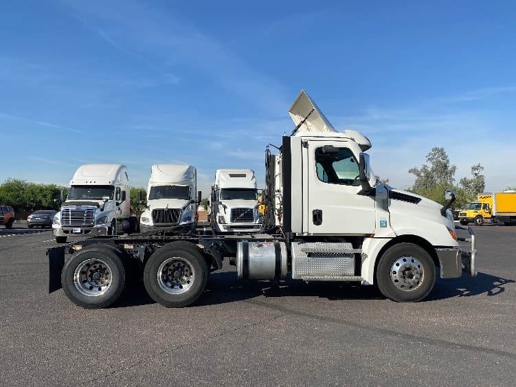 2021 Freightliner Cascadia — photo 8