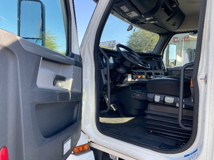 2021 Freightliner Cascadia — photo 9