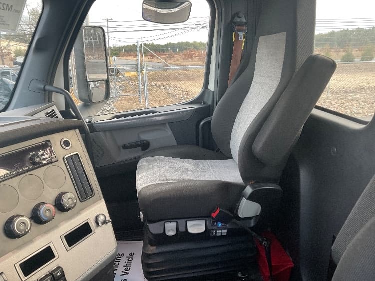 2021 Freightliner Cascadia — photo 10