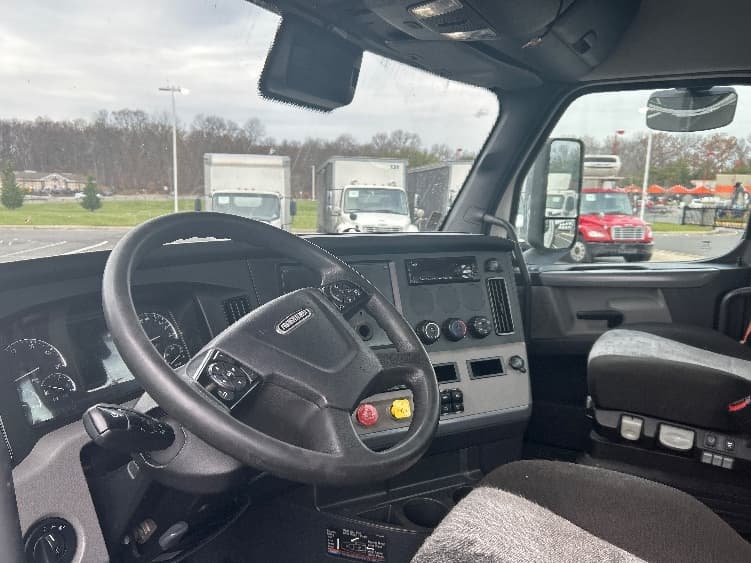 2021 Freightliner Cascadia — photo 10