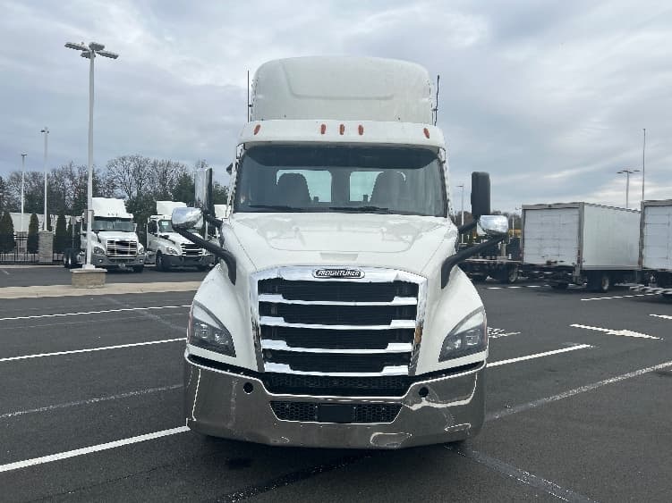 2021 Freightliner Cascadia — photo 2