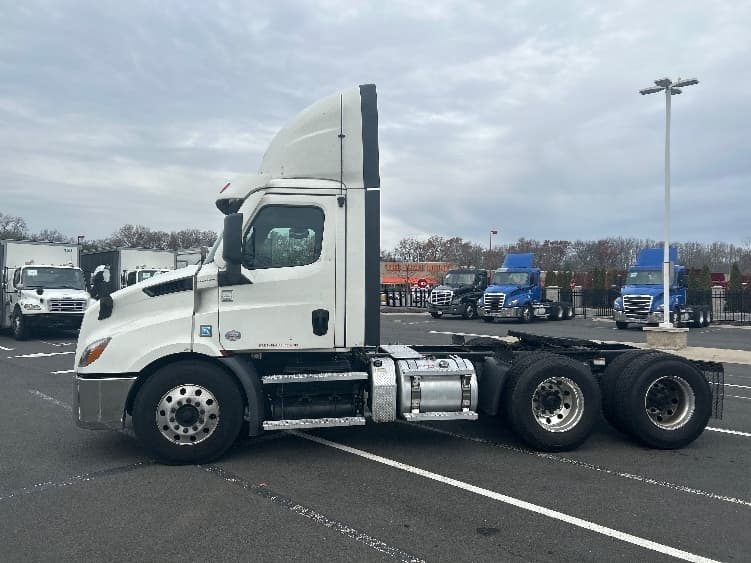 2021 Freightliner Cascadia — photo 4