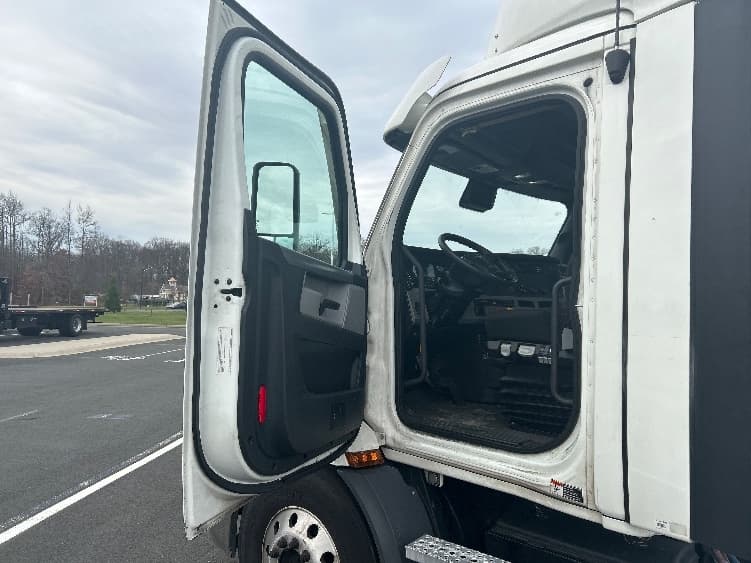 2021 Freightliner Cascadia — photo 9