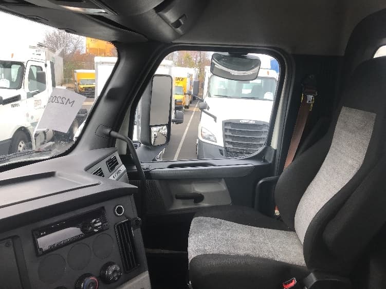 2021 Freightliner Cascadia — photo 10