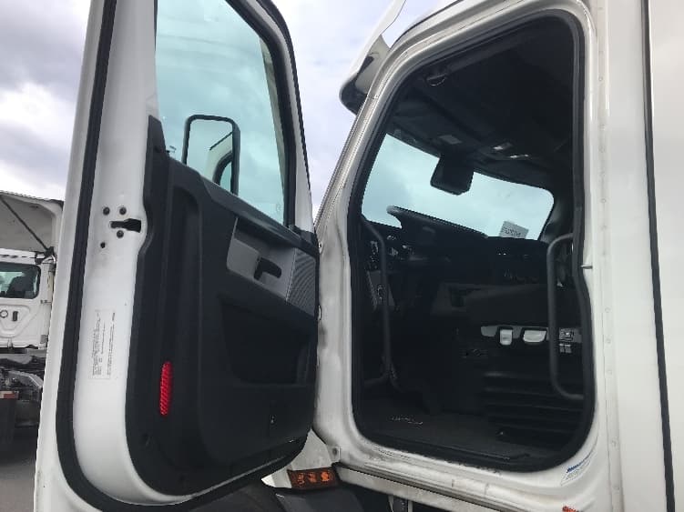 2021 Freightliner Cascadia — photo 9