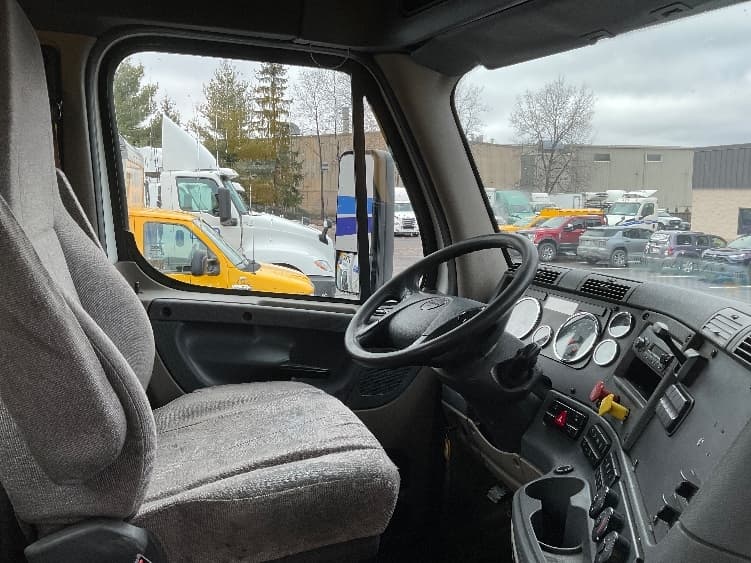 2019 Freightliner Cascadia — photo 10