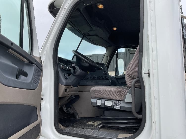 2019 Freightliner Cascadia — photo 9