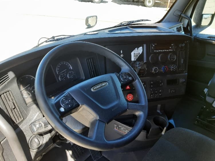2023 Freightliner Cascadia — photo 10