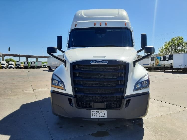 2023 Freightliner Cascadia — photo 2