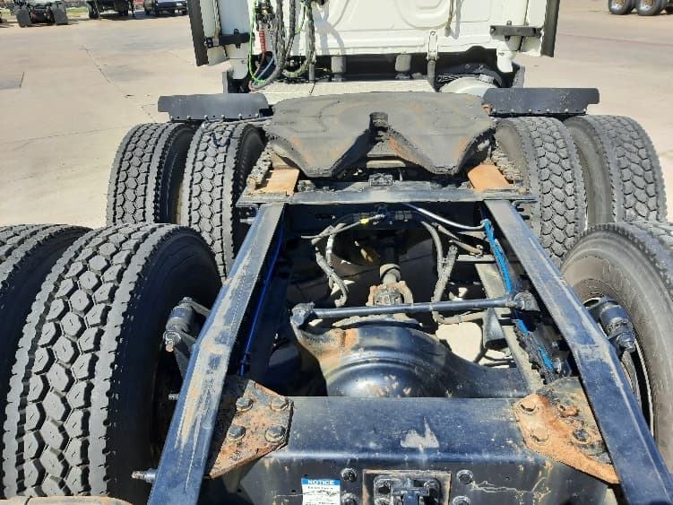 2023 Freightliner Cascadia — photo 6