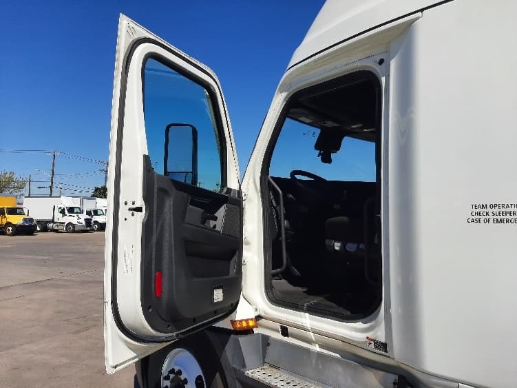 2023 Freightliner Cascadia — photo 9