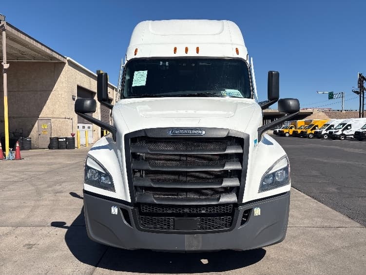 2023 Freightliner Cascadia — photo 2