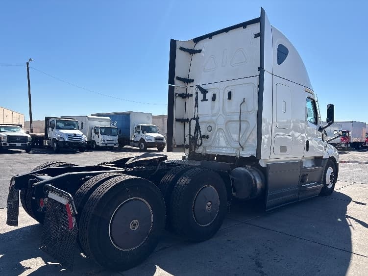 2023 Freightliner Cascadia — photo 7