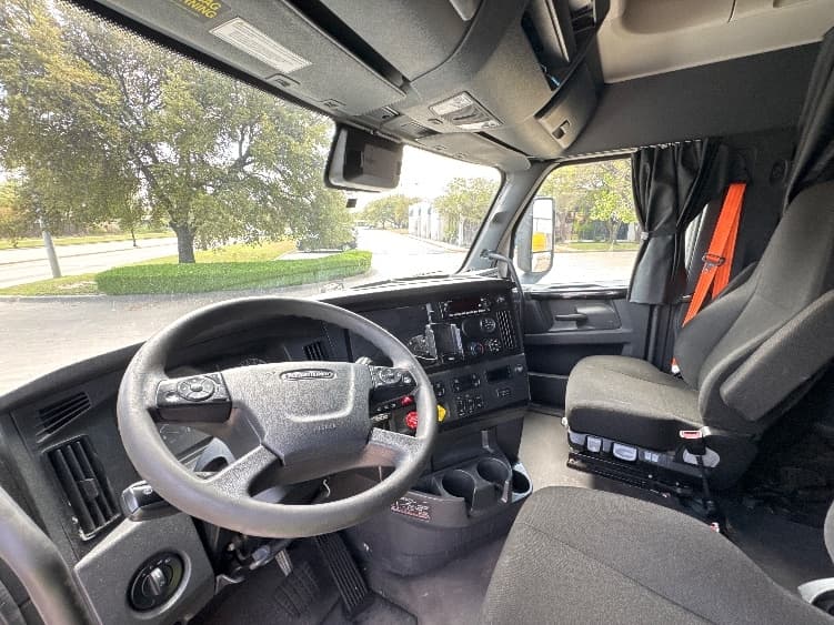2023 Freightliner Cascadia — photo 10