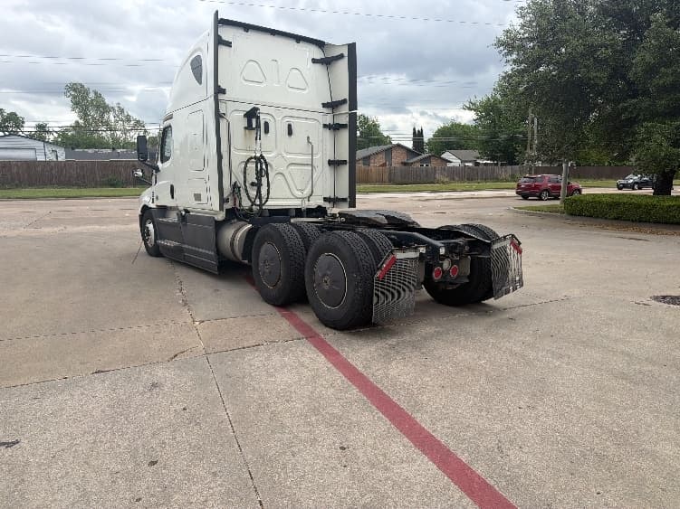 2023 Freightliner Cascadia — photo 5