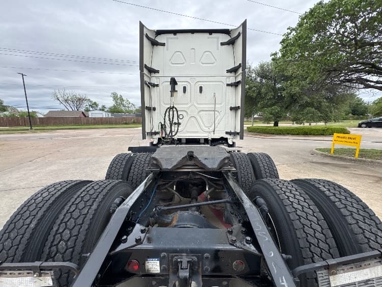 2023 Freightliner Cascadia — photo 6