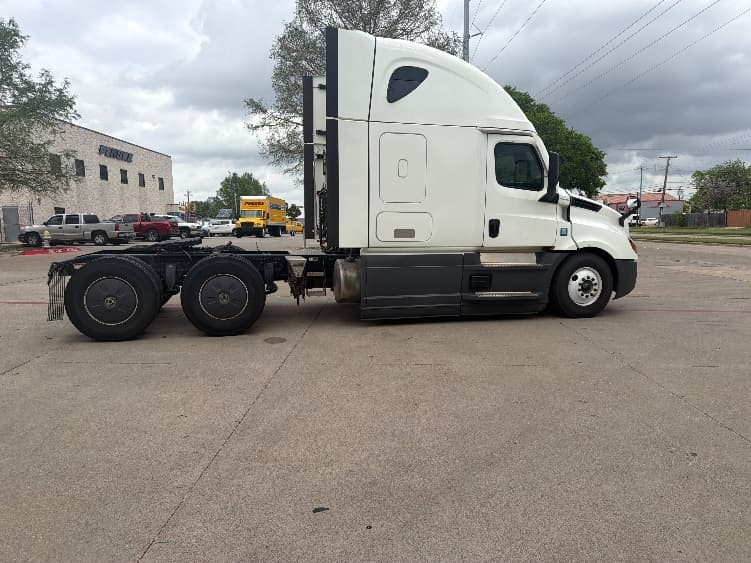 2023 Freightliner Cascadia — photo 8