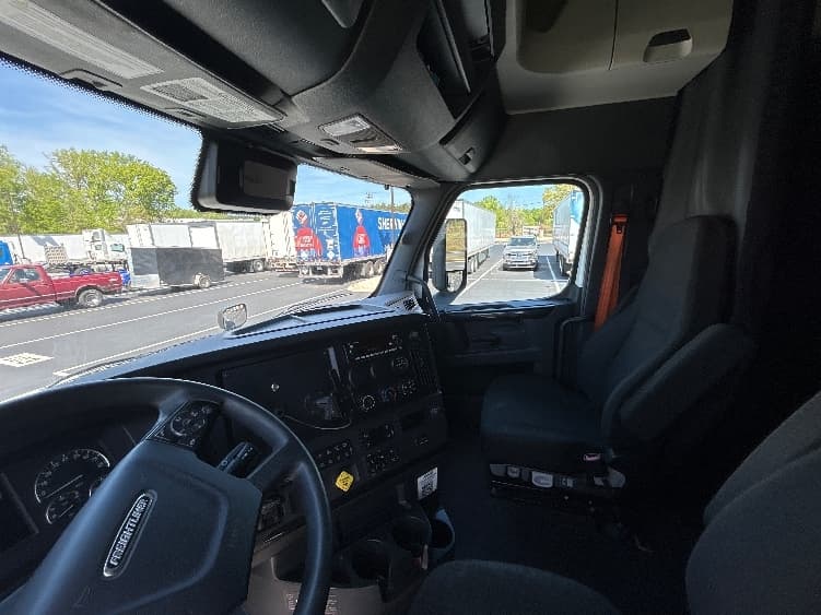 2023 Freightliner Cascadia — photo 10