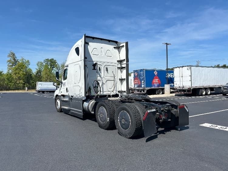 2023 Freightliner Cascadia — photo 5
