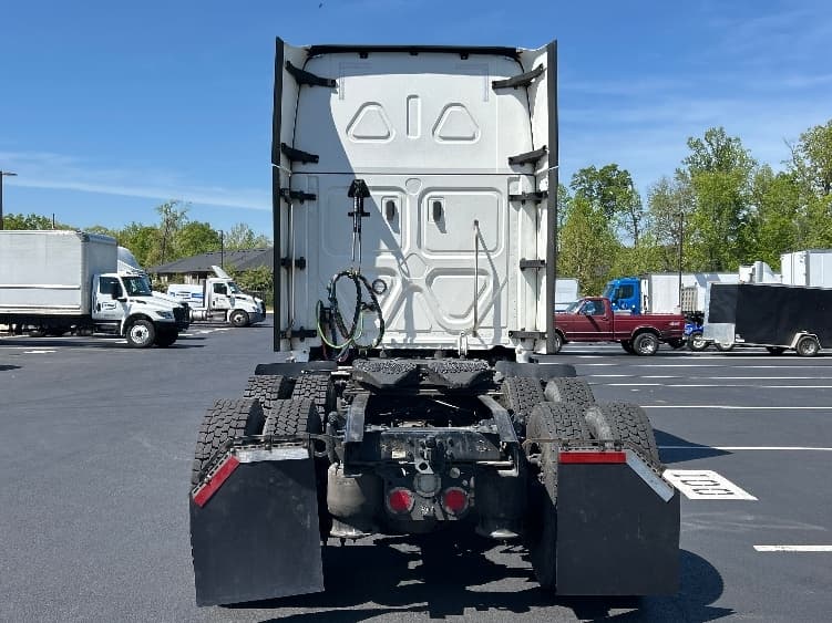 2023 Freightliner Cascadia — photo 6