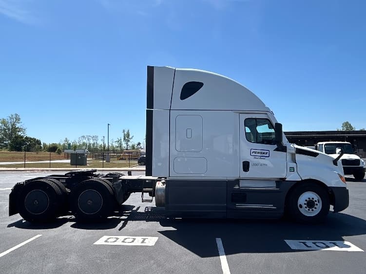 2023 Freightliner Cascadia — photo 8