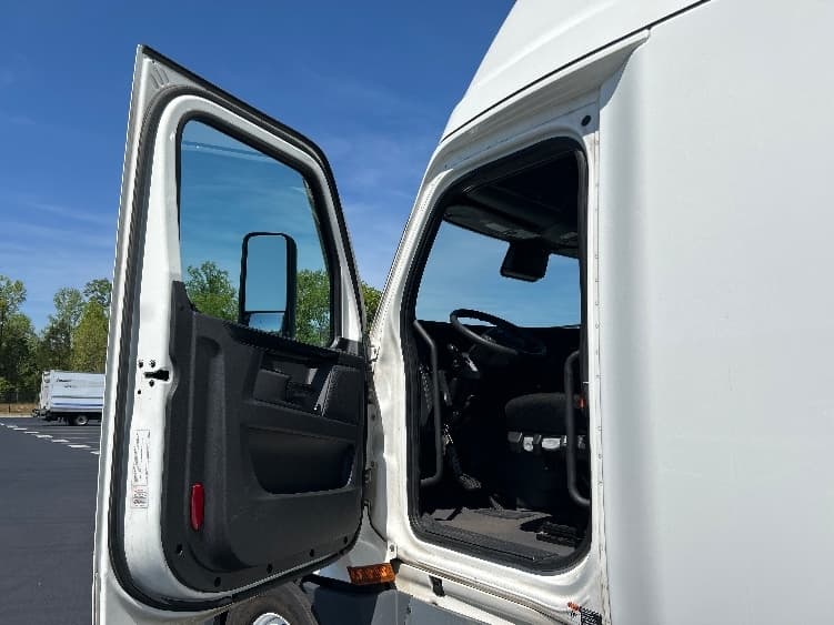 2023 Freightliner Cascadia — photo 9