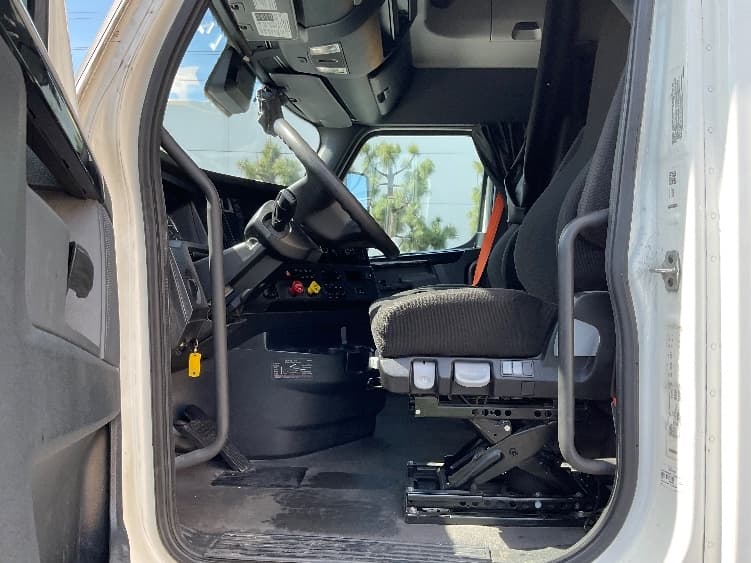 2023 Freightliner Cascadia — photo 10