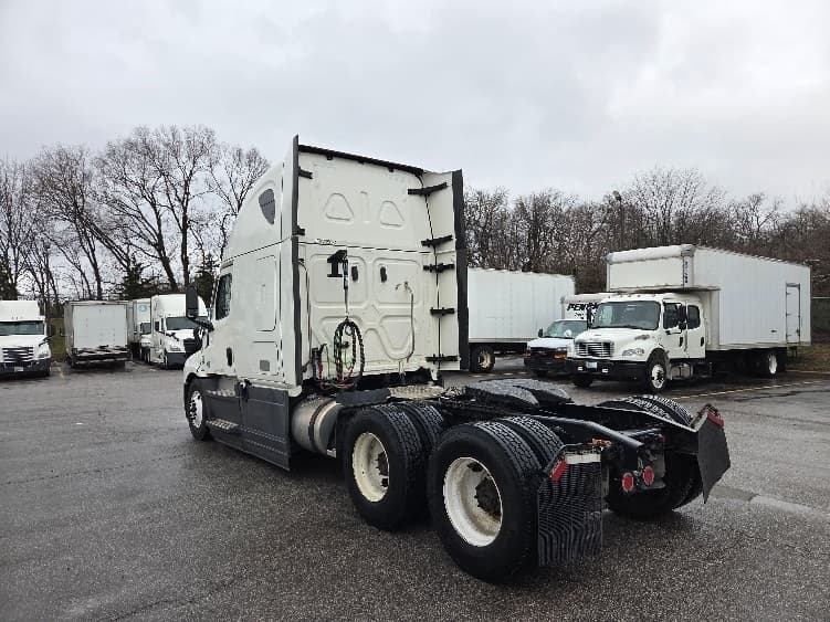 2023 Freightliner Cascadia — photo 5