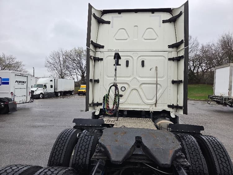 2023 Freightliner Cascadia — photo 6