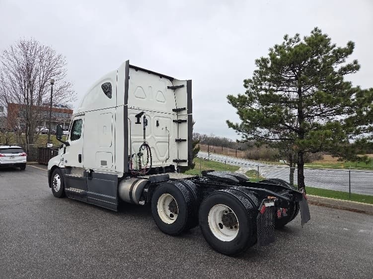 2023 Freightliner Cascadia — photo 5
