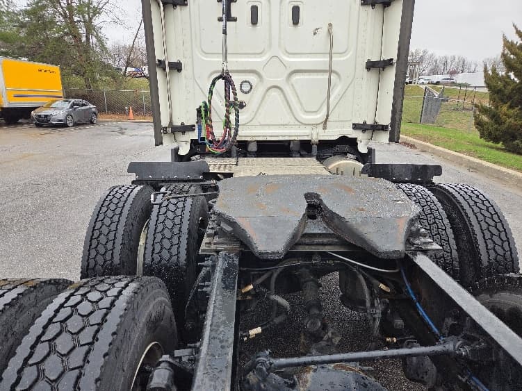 2023 Freightliner Cascadia — photo 6