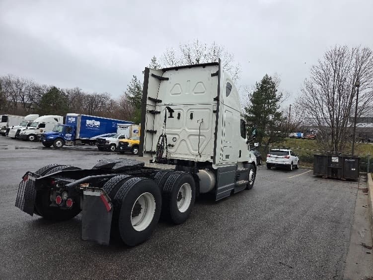 2023 Freightliner Cascadia — photo 7